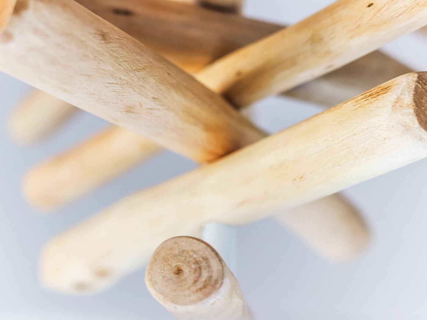 Gros plan sur des meubles en bois, qui font probablement partie de la décoration intérieure d’une pièce.