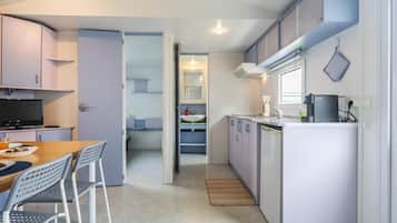 Réfrigérateur, micro-ondes, cafetière/bouilloire, grille-pain