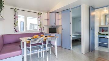 2 bedrooms, internet, bed sheets