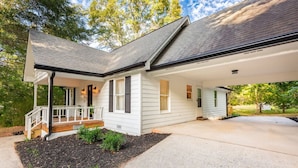 A single-story house with a covered porch, a front yard with mulch, and a driveway. - Our Peaceful Haven - 6 minutes to Trilith Studios (Fayetteville)