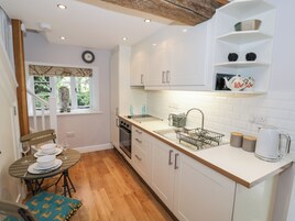 Refrigerador, tetera/pava eléctrica, utensilios de cocina