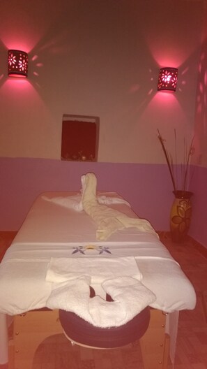Trị liệu toàn thân, thủy liệu pháp, massage đá nóng, massage mô sâu 