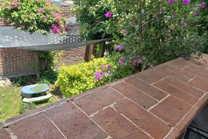 Phòng dành cho gia đình, nhiều giường, quang cảnh sân vườn | Bộ đồ giường kháng dị ứng, trang bị nội thất với thiết kế riêng biệt 