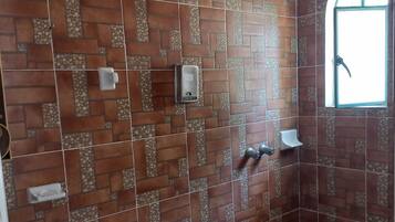 Chambre Familiale, plusieurs lits, vue cour intérieure | Salle de bain | Douche, articles de toilette gratuits, sèche-cheveux