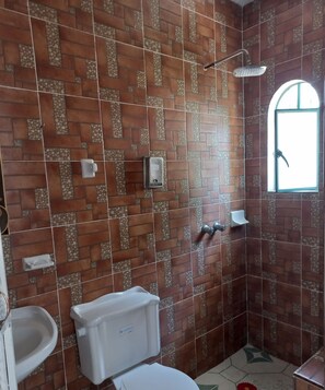Familiekamer, meerdere bedden, uitzicht op binnenplaats | Badkamer | Een douche, gratis toiletartikelen, een haardroger, handdoeken