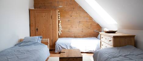 4 عدّة غرف نوم وواي فاي مجانًا وملاءات أسرّة