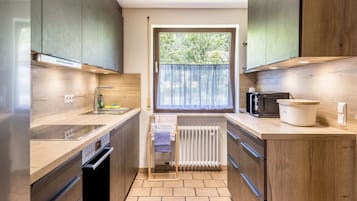 Frigorífico, microondas, horno y placa de cocina