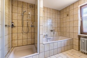 Bathtub, towels - Apartment 'B463 Penthouse' with Mountain View, Private Terrace and Wi-Fi (Albstadt)