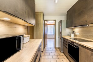 Jääkaappi, mikroaaltouuni, uuni, liesi