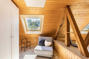 TV - Apartment 'B463 Penthouse' with Mountain View, Private Terrace and Wi-Fi (Albstadt)