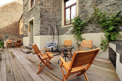 Holiday Apartment "Alte Stadtvilla Am Weinberg 1" with Shared Terrace & Wi-Fi