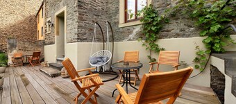 Holiday Apartment "Alte Stadtvilla Am Weinberg 1" with Shared Terrace & Wi-Fi