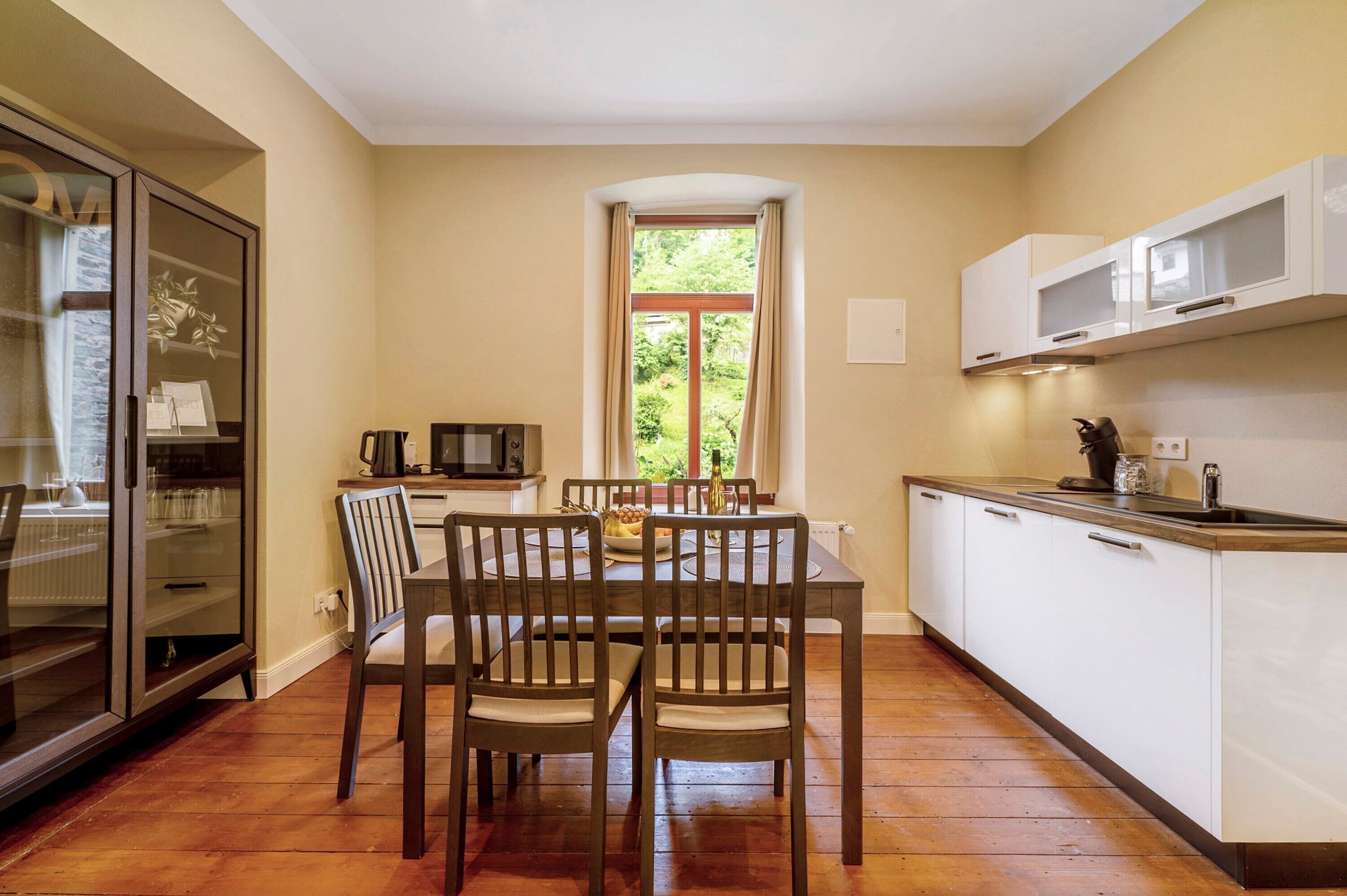 Kühlschrank, Mikrowelle, Herdplatte, Wasserkocher mit Kaffee-/Teezubehör