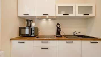 Kühlschrank, Mikrowelle, Herdplatte, Wasserkocher mit Kaffee-/Teezubehör