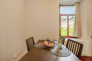 Dining - Apartment 'Alte Stadtvilla Am Weinberg 2' with Shared Garden and Wi-Fi (Traben-Trarbach)