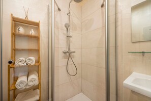 Dusche, Haartrockner, Handtücher