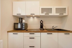 Kjøleskap, mikrobølgeovn, kokeplater og kaffetrakter/tekoker