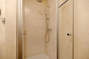 Shower, hair dryer, towels - Apartment 'Alte Stadtvilla Am Weinberg 3' with Shared Garden, Balcony and Wi-Fi (Traben-Trarbach)