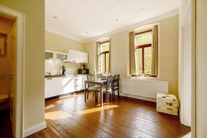 Dining - Apartment 'Alte Stadtvilla Am Weinberg 4' with Shared Garden and Wi-Fi (Traben-Trarbach)