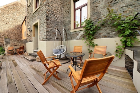 Outdoor dining. Apartment 'Alte Stadtvilla Am Weinberg 4' with Shared Garden and Wi-Fi