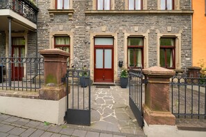 Exterior detail - Apartment 'Alte Stadtvilla Am Weinberg 5' with Shared Garden and Wi-Fi (Traben-Trarbach)