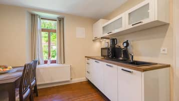 Fridge, microwave, stovetop, coffee/tea maker