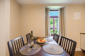 Dining - Apartment 'Alte Stadtvilla Am Weinberg 5' with Shared Garden and Wi-Fi (Traben-Trarbach)