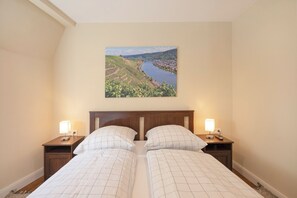 2 bedrooms, free WiFi, bed sheets - Apartment 'Alte Stadtvilla Am Weinberg 5' with Shared Garden and Wi-Fi (Traben-Trarbach)