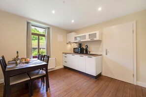 Dining - Apartment 'Alte Stadtvilla Am Weinberg 5' with Shared Garden and Wi-Fi (Traben-Trarbach)