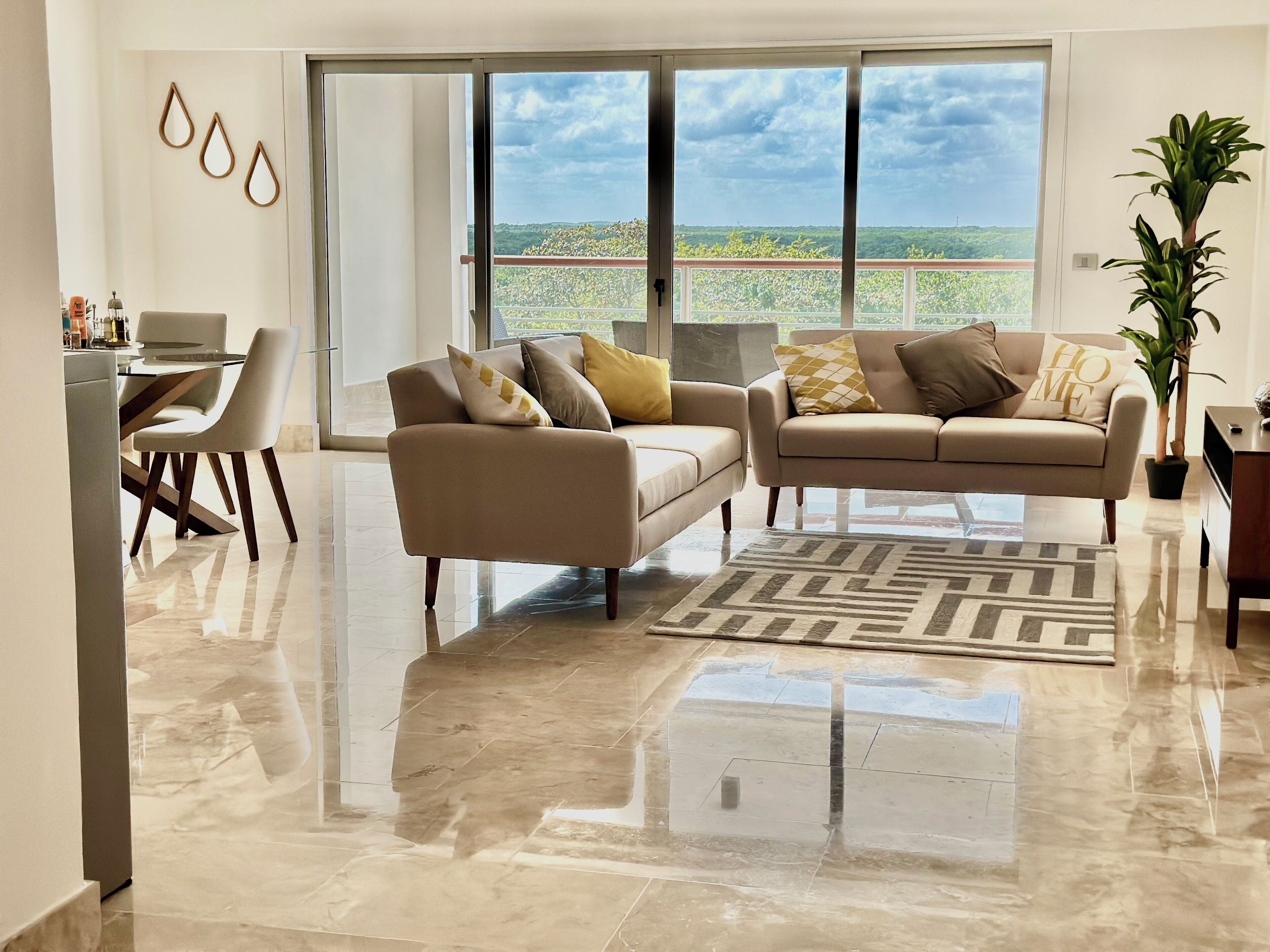 Smart-tv, ett bordtennisbord och printers