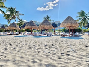 Sur la plage, chaise longue, serviettes de plage