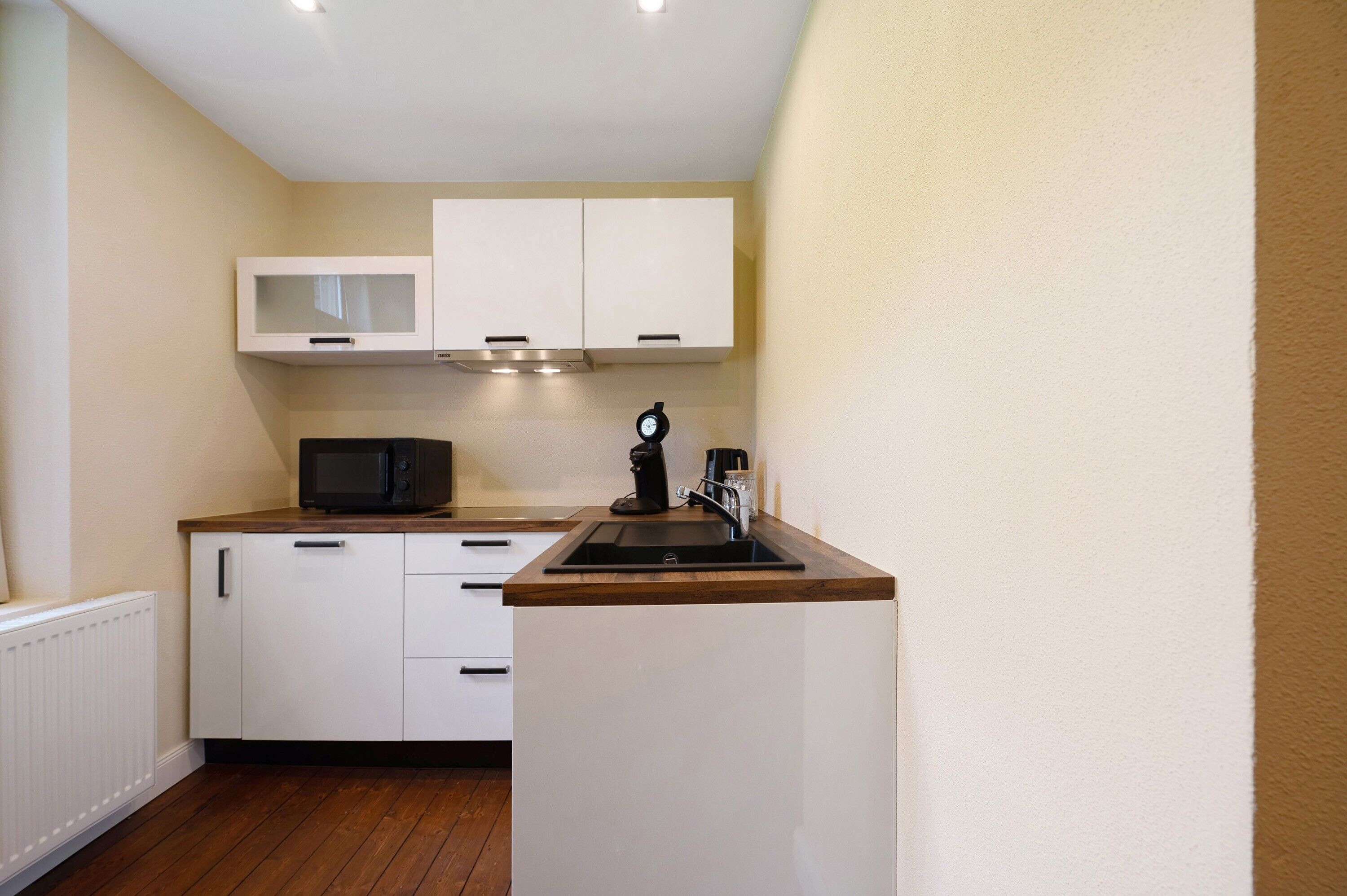 Frigorifero, microonde, piano cottura, macchina per tè/caffè