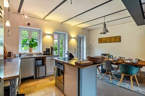 Jääkaappi, uuni, liesi, astianpesukone