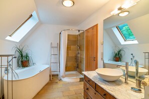 Bathtub, towels - 'Kaiserbacher Mühle' plenty of space for large families and many friends between forest and wine (Klingenmünster)