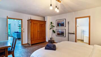 4 bedrooms, iron/ironing board, free WiFi, bed sheets