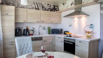 Kühlschrank, Mikrowelle, Ofen, Herdplatte