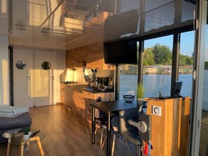 Fridge, stovetop, coffee/tea maker, electric kettle - Driving licence-free mobile houseboat "My Way" on the Mecklenburg Lake Plateau (Rechlin)