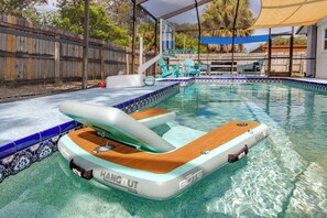 Een buitenzwembad en een verwarmd zwembad