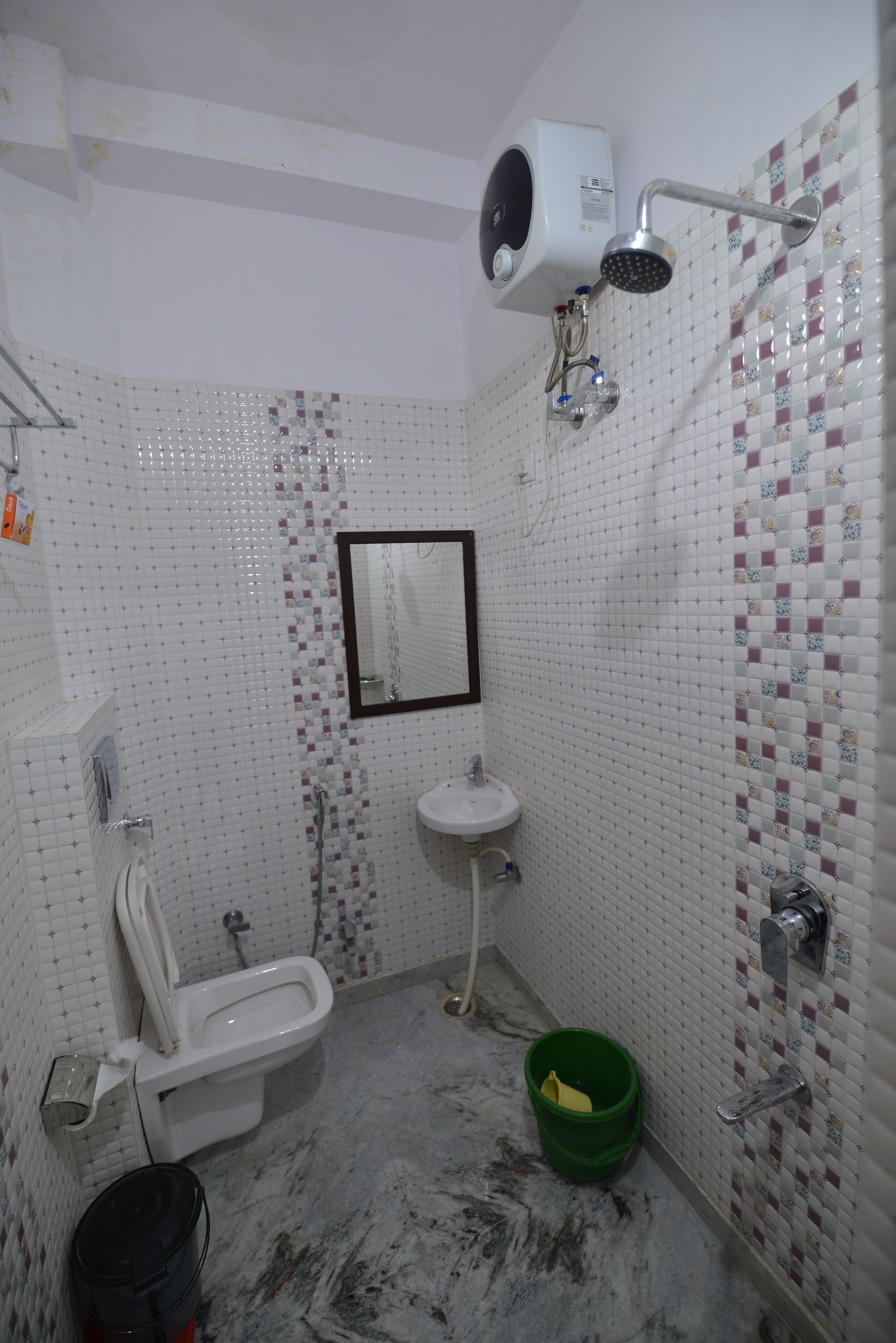 Un baño con inodoro, lavamanos y ducha.