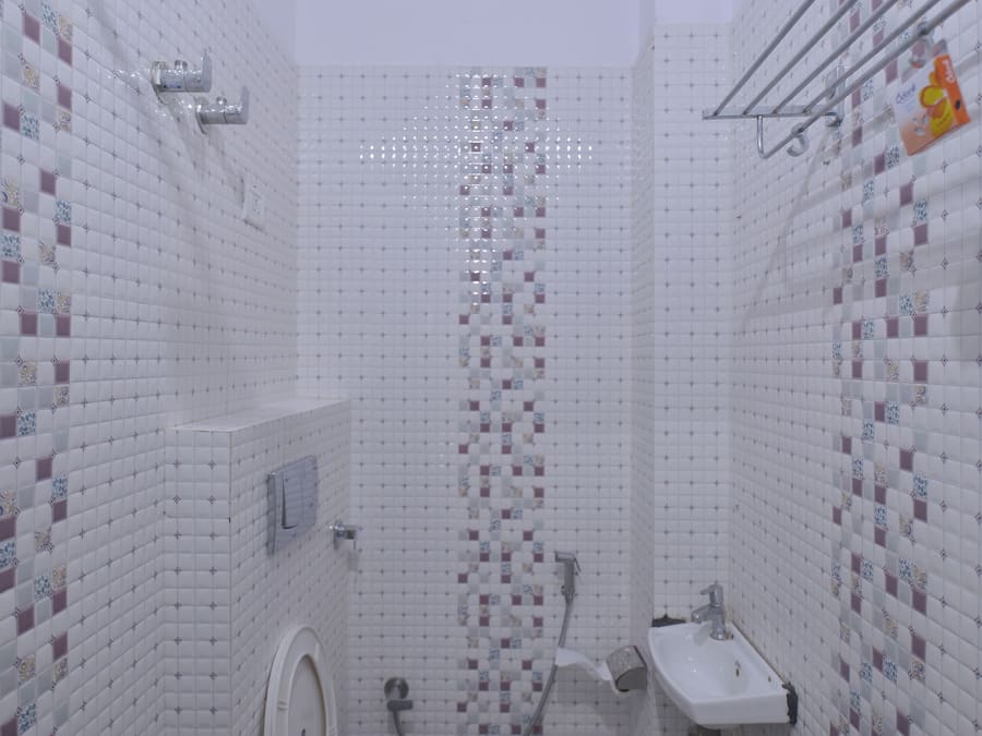 Baño pequeño con inodoro, lavamanos y ducha.