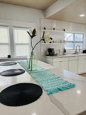 Fridge, microwave, oven, stovetop - The lux Lodge, hot tub, movie theater, game room. (Des Moines)