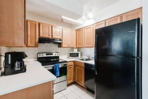 Kühlschrank, Mikrowelle, Ofen, Geschirrspüler