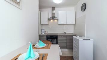 Kühlschrank, Ofen, Herdplatte, Wasserkocher mit Kaffee-/Teezubehör