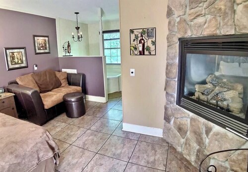 D'vinery Rock Cottage/ #6