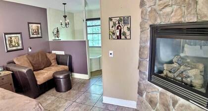 D'vinery Rock Cottage/ #6