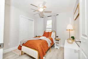 3 habitaciones, tabla de planchar con plancha, wifi y ropa de cama 