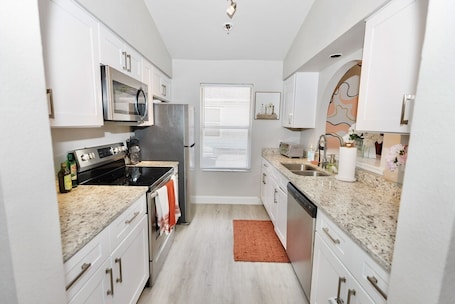 Fridge, microwave, oven, stovetop. Downtown Orlando Creative Oasis- Hand Painted Murals & Free Parking.