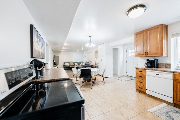 Kühlschrank, Mikrowelle, Ofen, Herdplatte