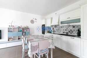 Microwave, dishwasher, cookware/dishes/utensils