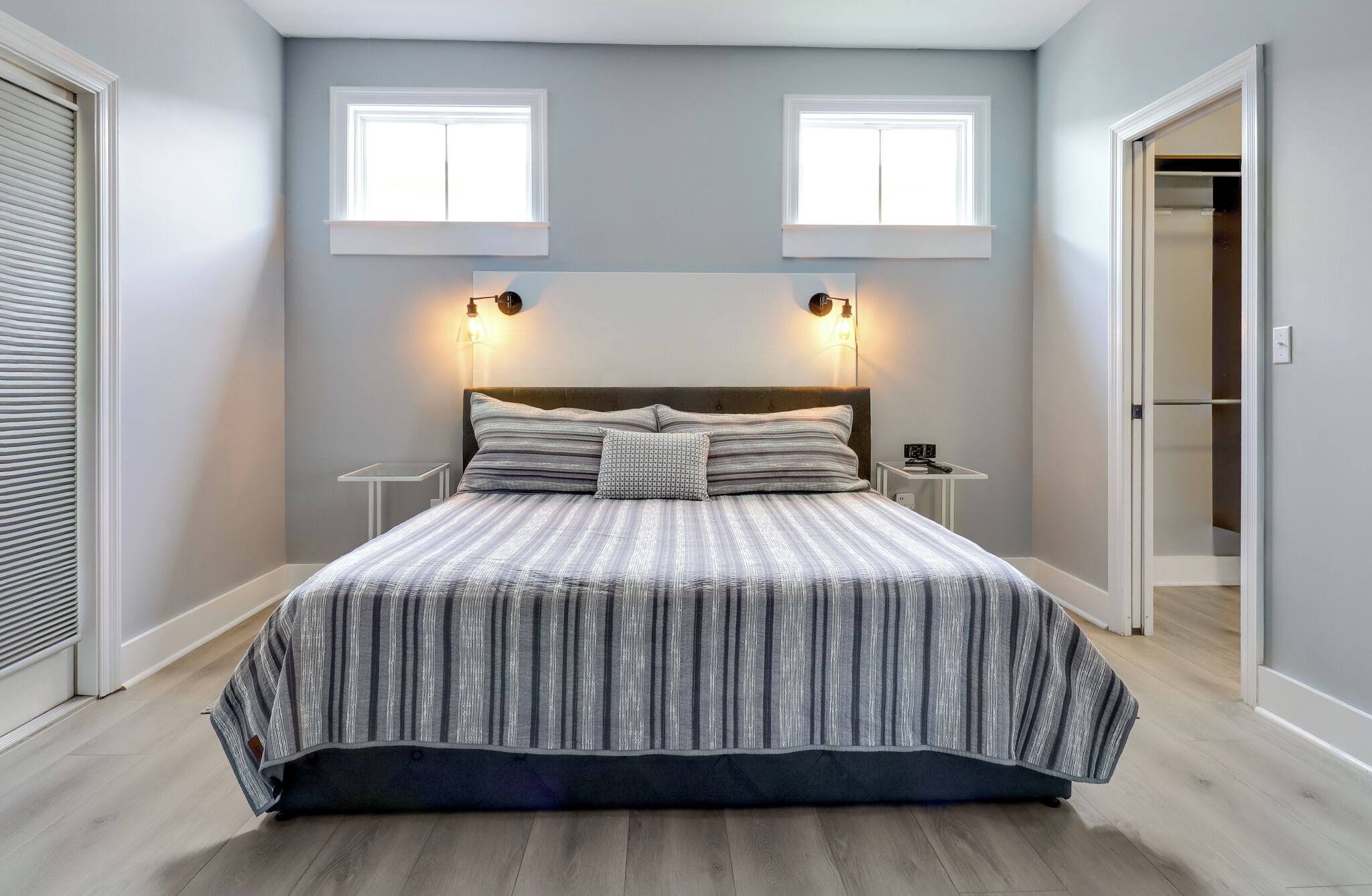 3 عدّة غرف نوم ومكواة/لوح كي وواي فاي وملاءات أسرّة